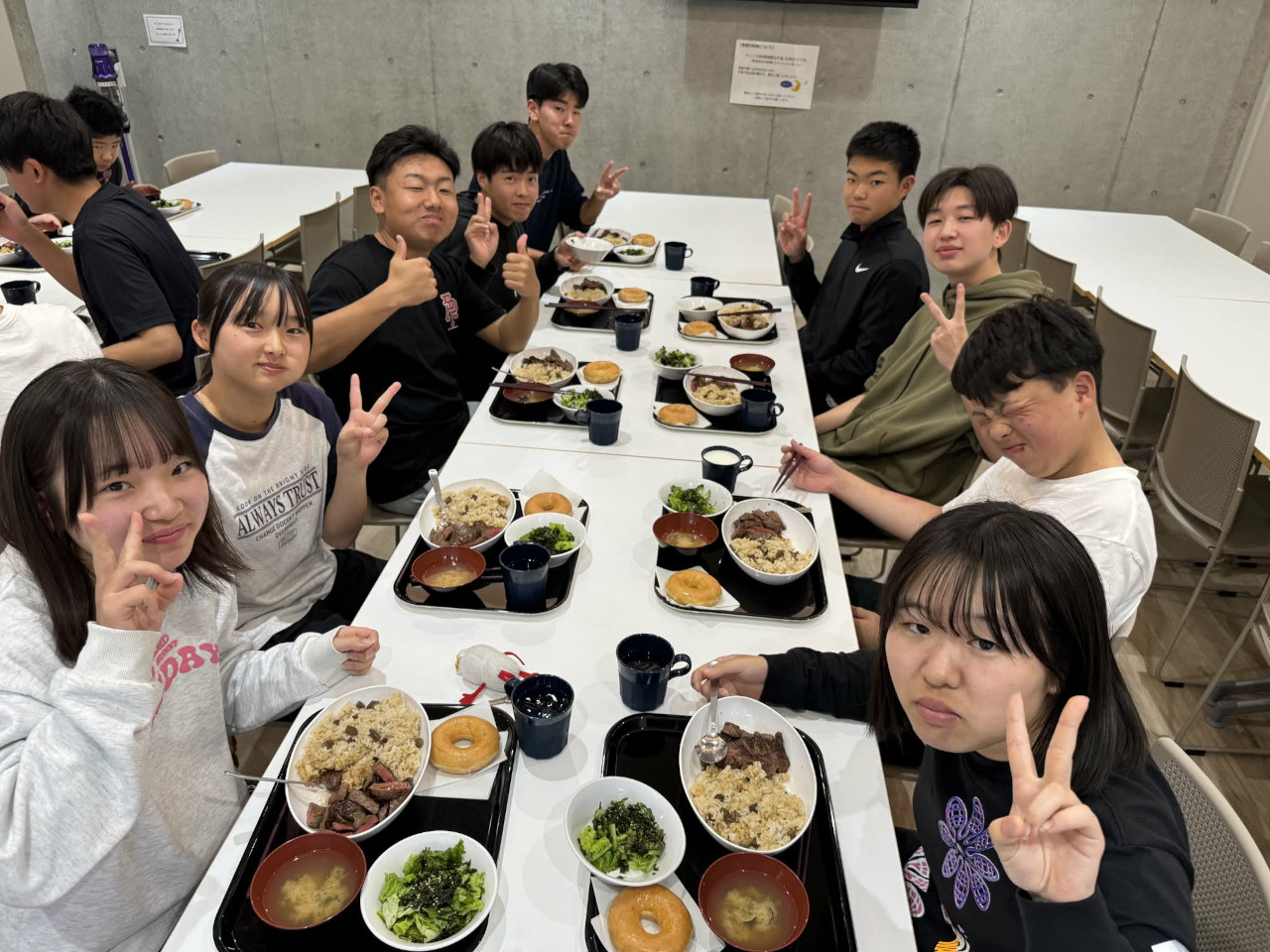 学生寮での食事風景(1)